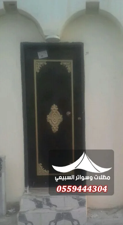 باب أسود بزخرفة وسطية