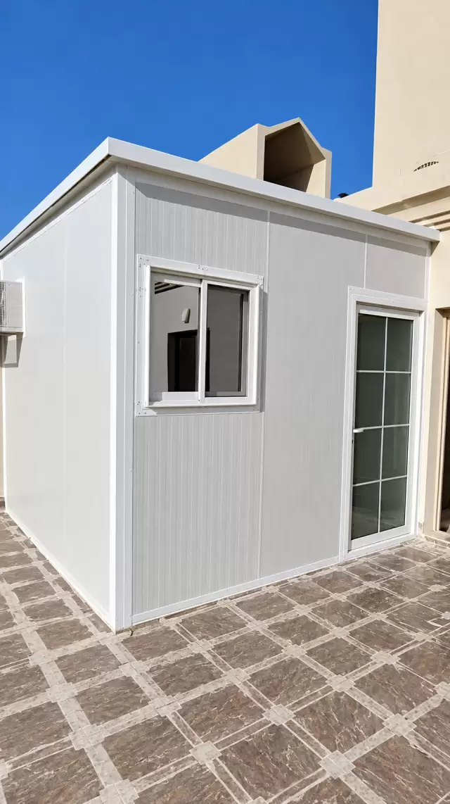 مبنى ساندويش بانل قيد الإنشاء