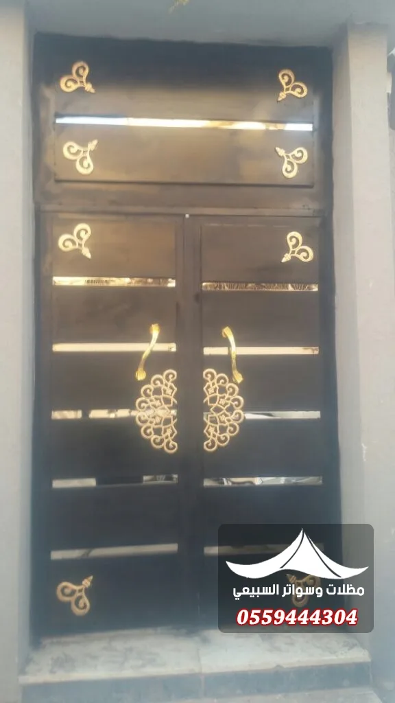 باب أسود بنقوش ذهبية