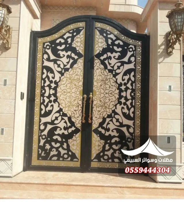 باب مقوس بنقوش نباتية