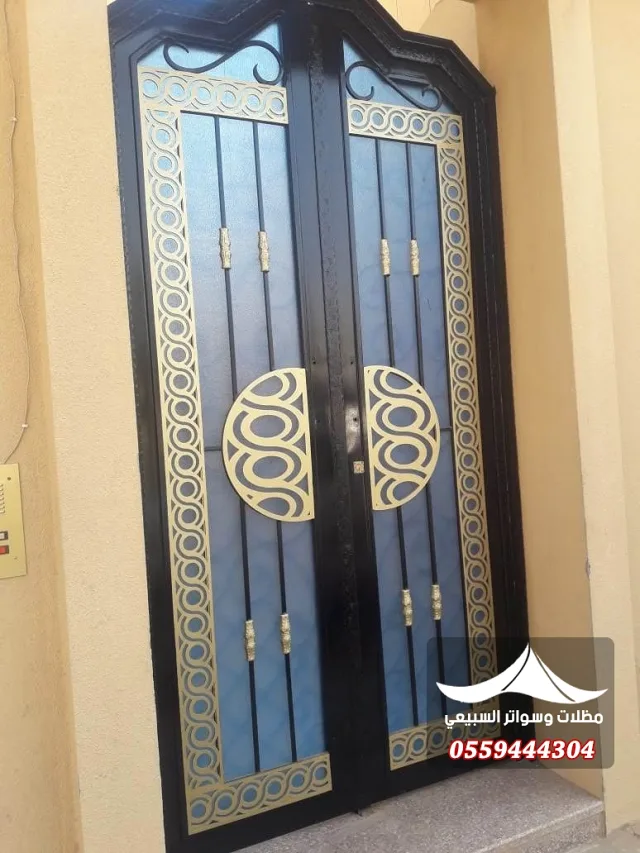 باب مزدوج بزخارف ذهبية