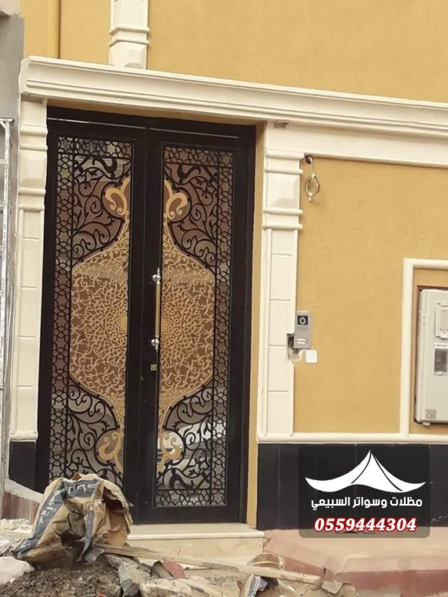 باب مزدوج بزخارف متناظرة