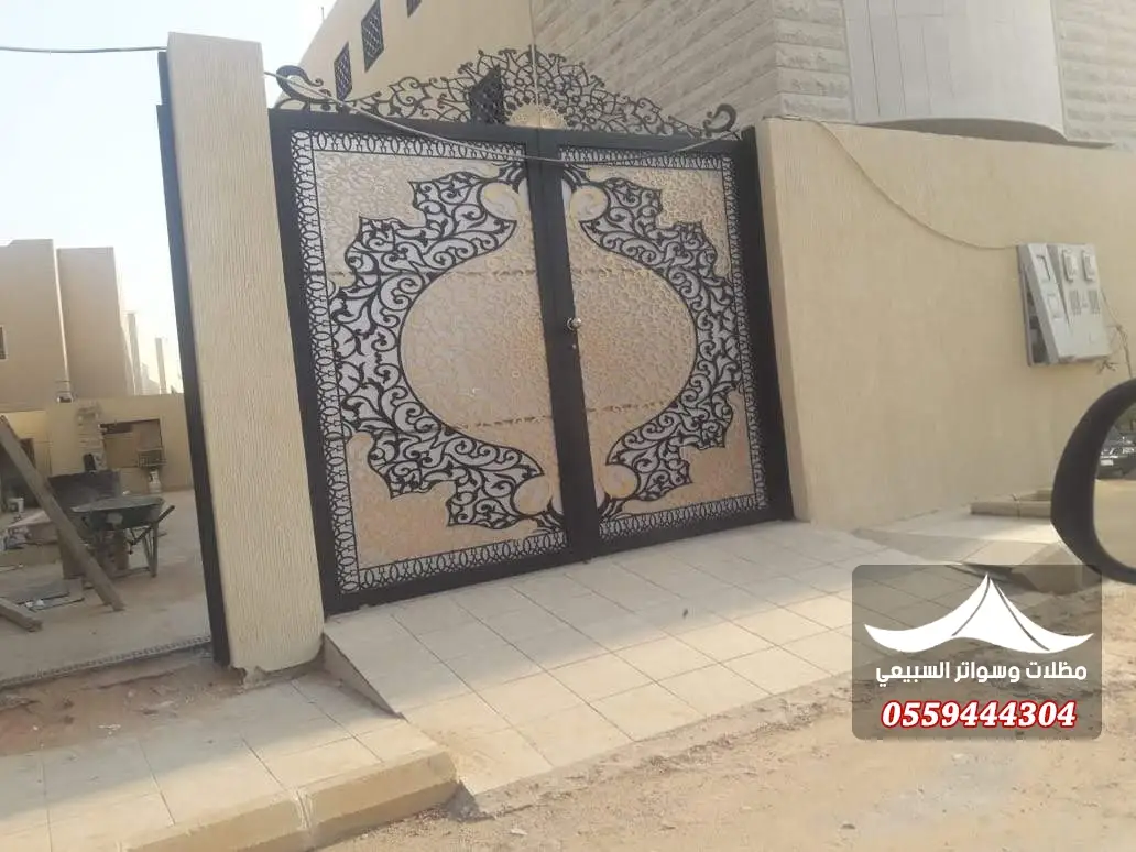 بوابة مزدوجة بنقوش متشابكة