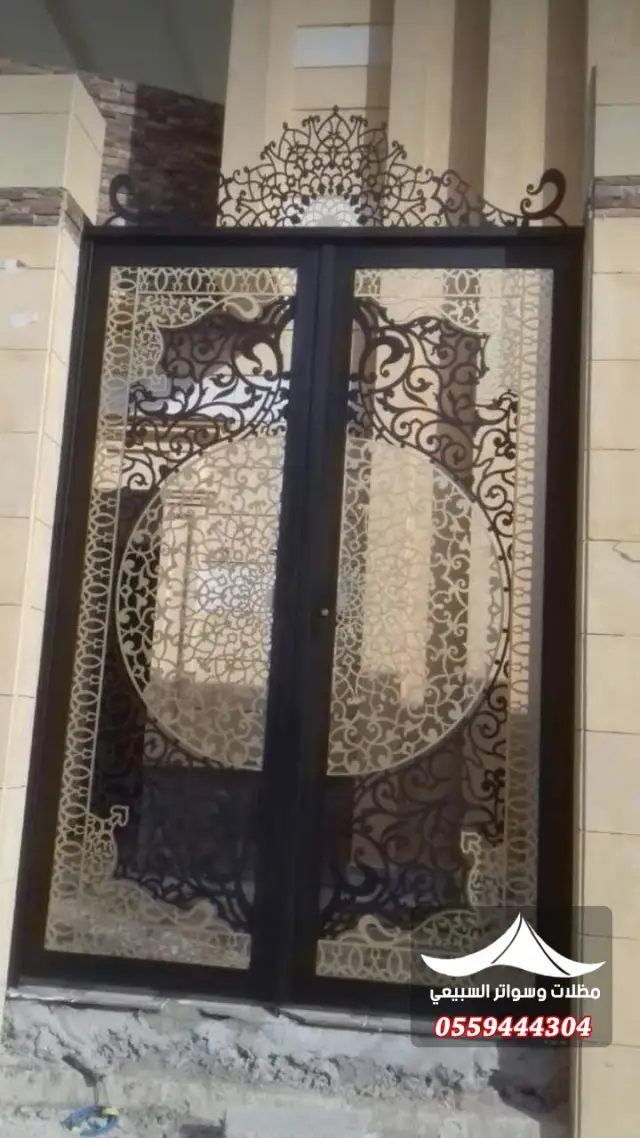 باب مزدوج بزخارف دائرية